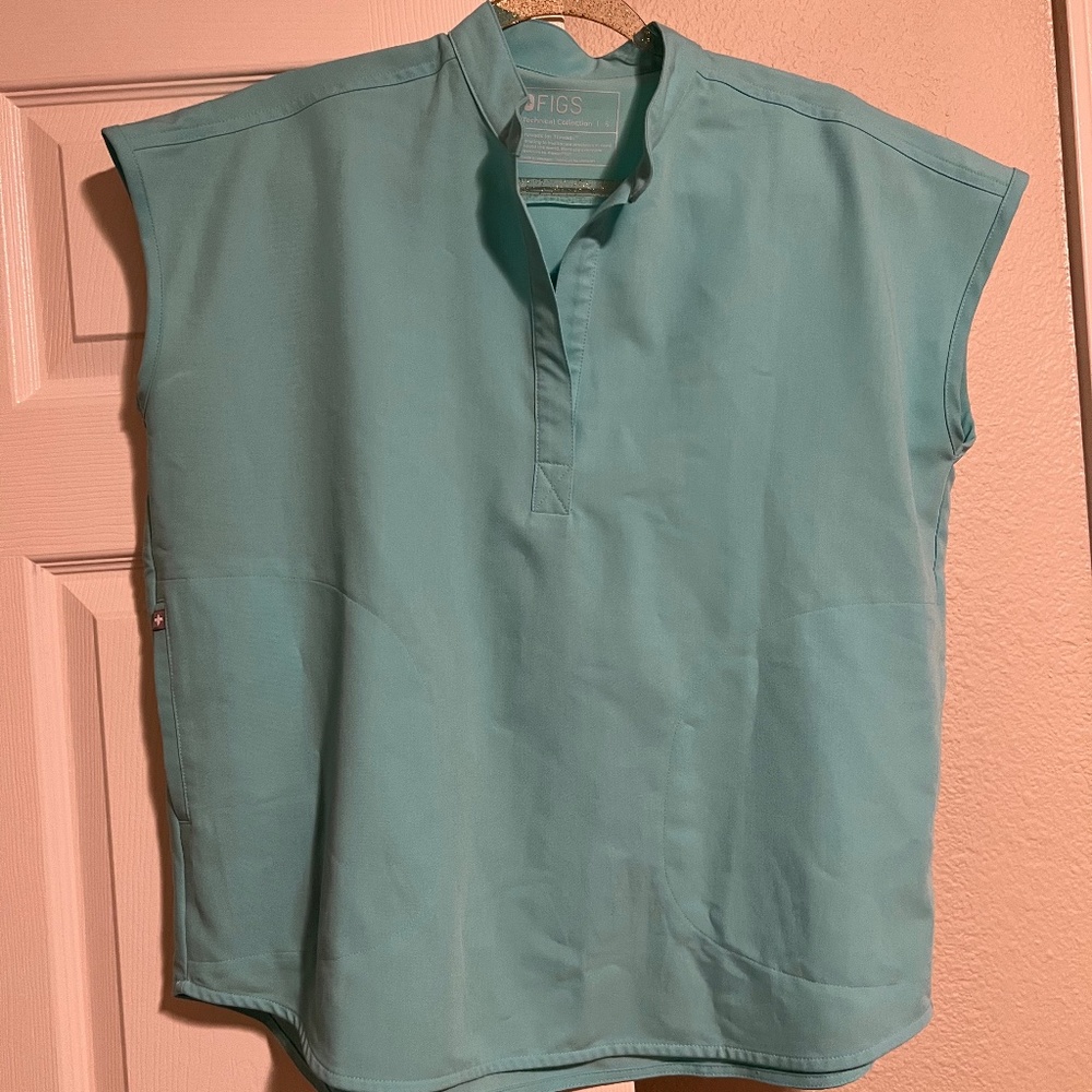 FIGS Women’s Fresh Aqua Rafaela Oversized Scrub Top - Small